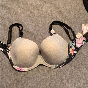 Victoria’s Secret Pink lightly lined bra